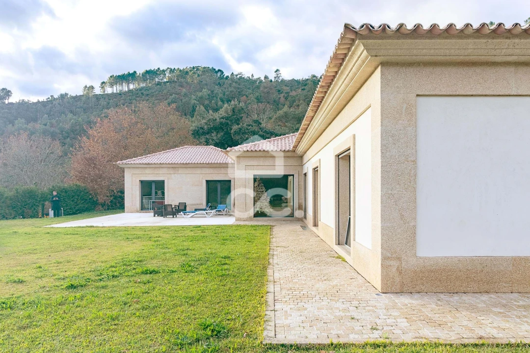 Moradia T3 para Venda em Basto Foto 3