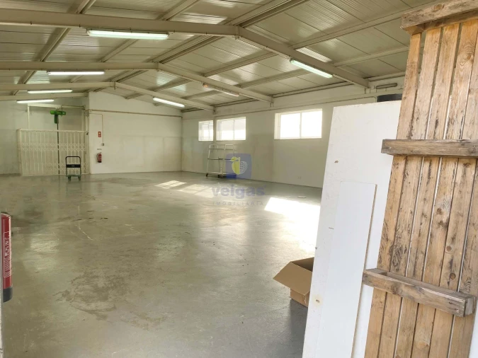 Armazém para Arrendamento em Colmeias e Memória Foto 1