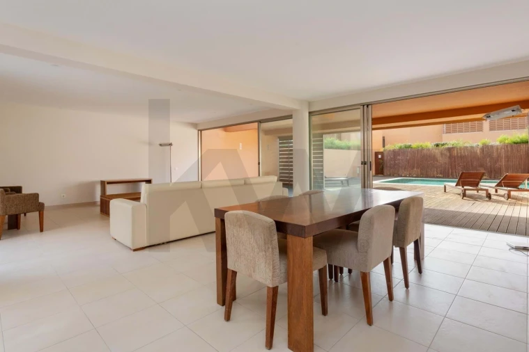 Moradia T4 para Venda em Guia Foto 4