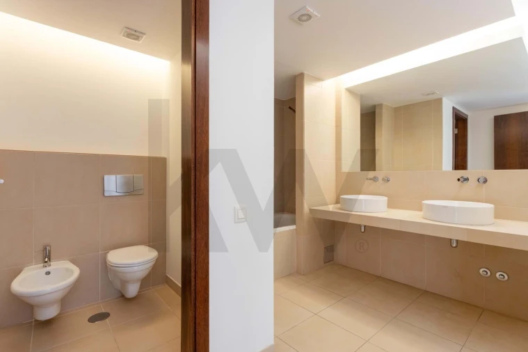 Moradia T4 para Venda em Guia Foto 26