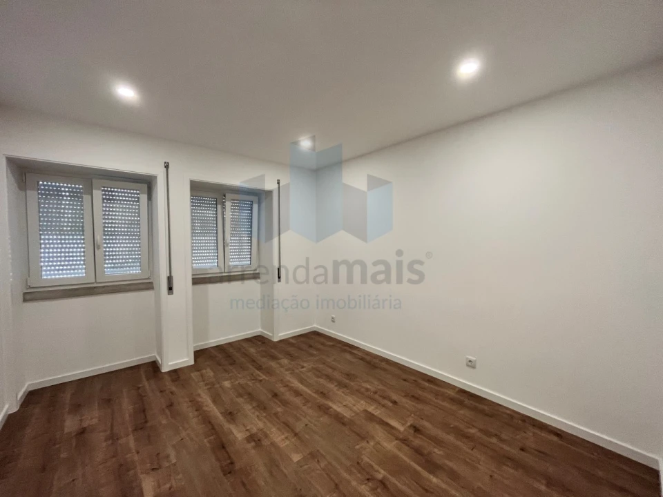 Apartamento T3 para Arrendamento em Santa Clara e Castelo Viegas Foto 11