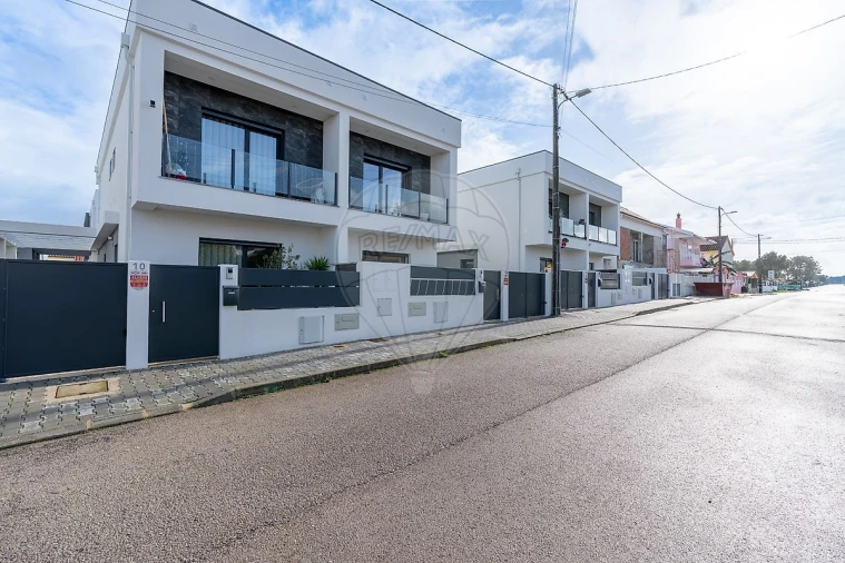 Moradia T3 para Venda em Fernao Ferro Foto 3