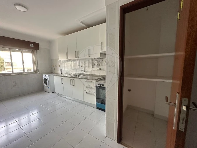 Apartamento T1 para Venda em Agualva e Mira-Sintra Foto 8