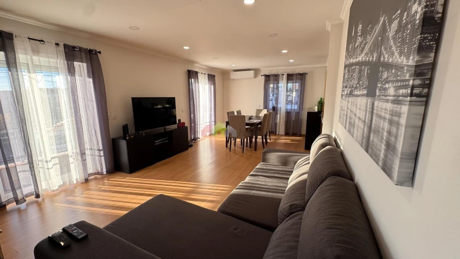 Moradia T5 para Venda em Ramada e Caneças Foto 3