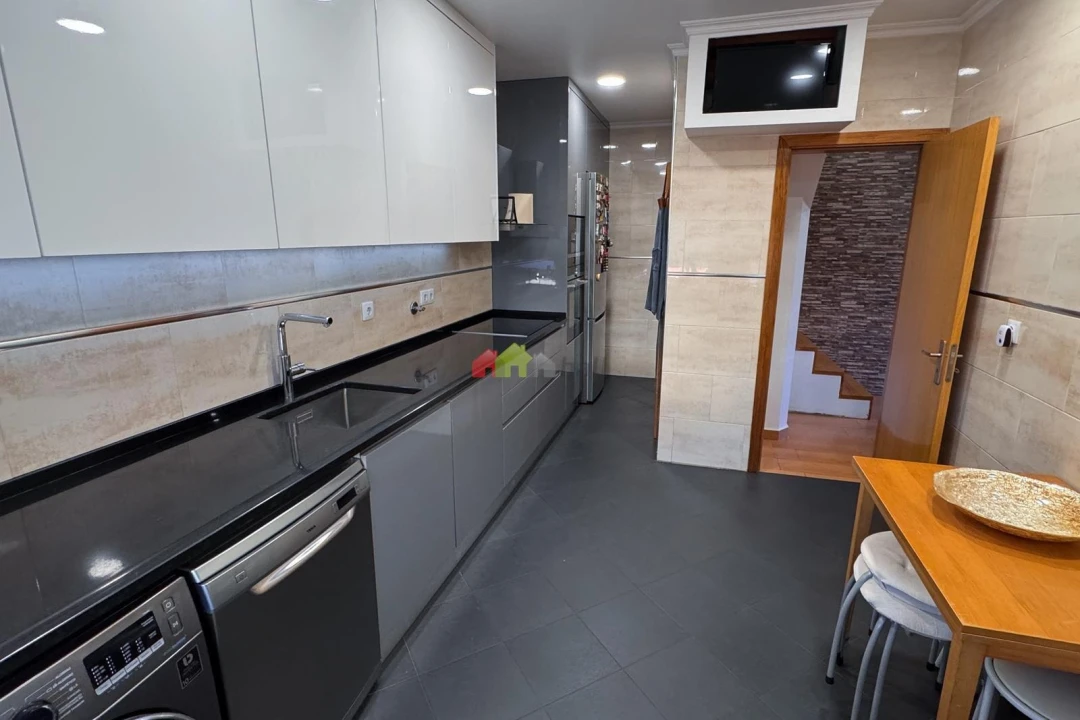 Moradia T5 para Venda em Ramada e Caneças Foto 7