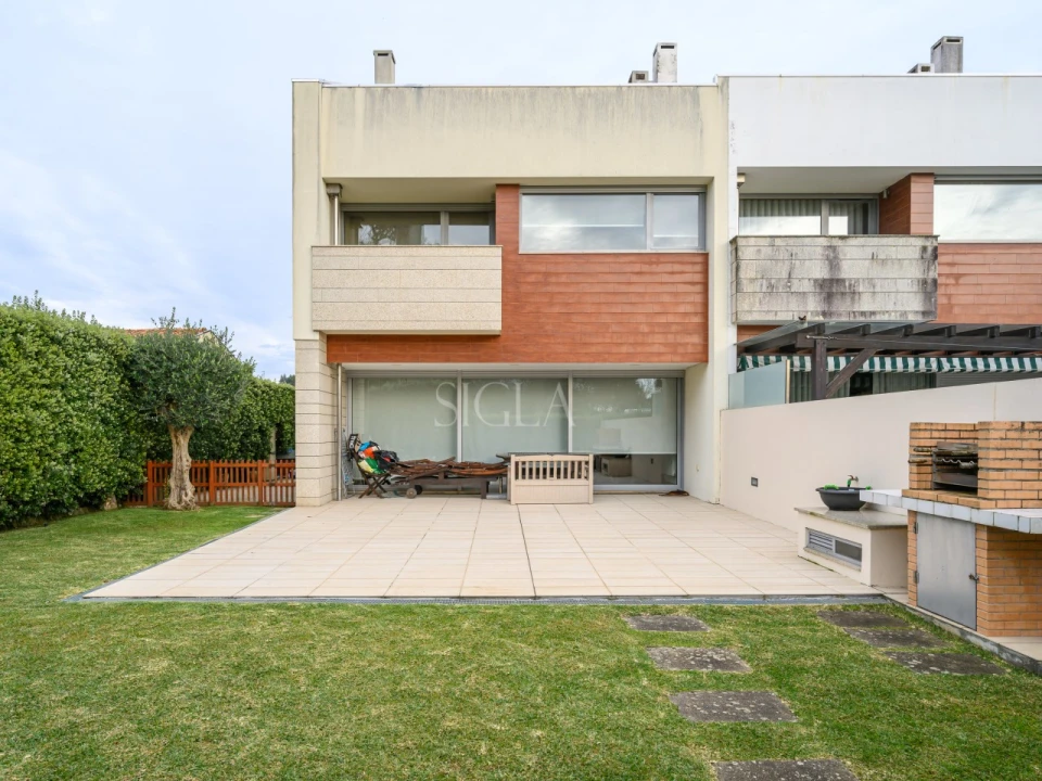 Moradia T4 para Venda em Arcozelo Foto 1