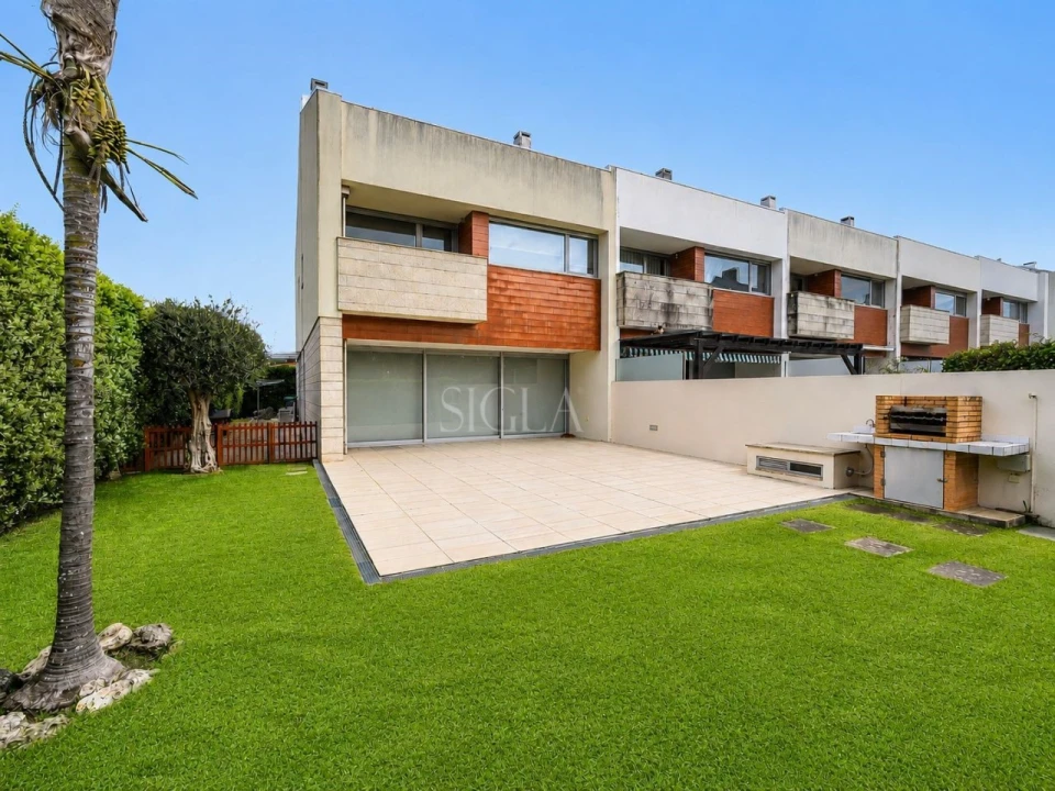 Moradia T4 para Venda em Arcozelo Foto 1