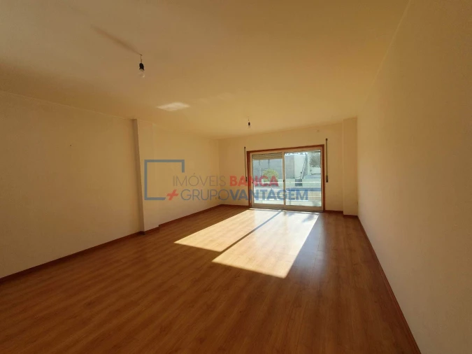 Apartamento T2 para Venda em Canelas Foto 3