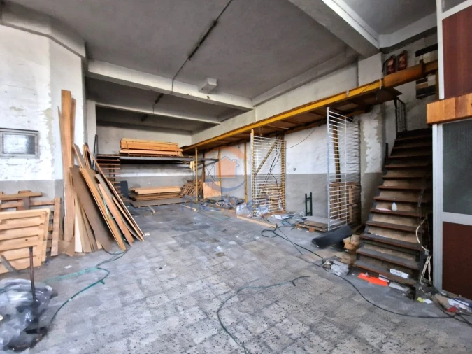 Armazém para Venda em Ramada e Caneças