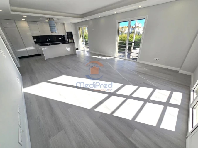 Apartamento T2 para Venda em Ramada e Caneças