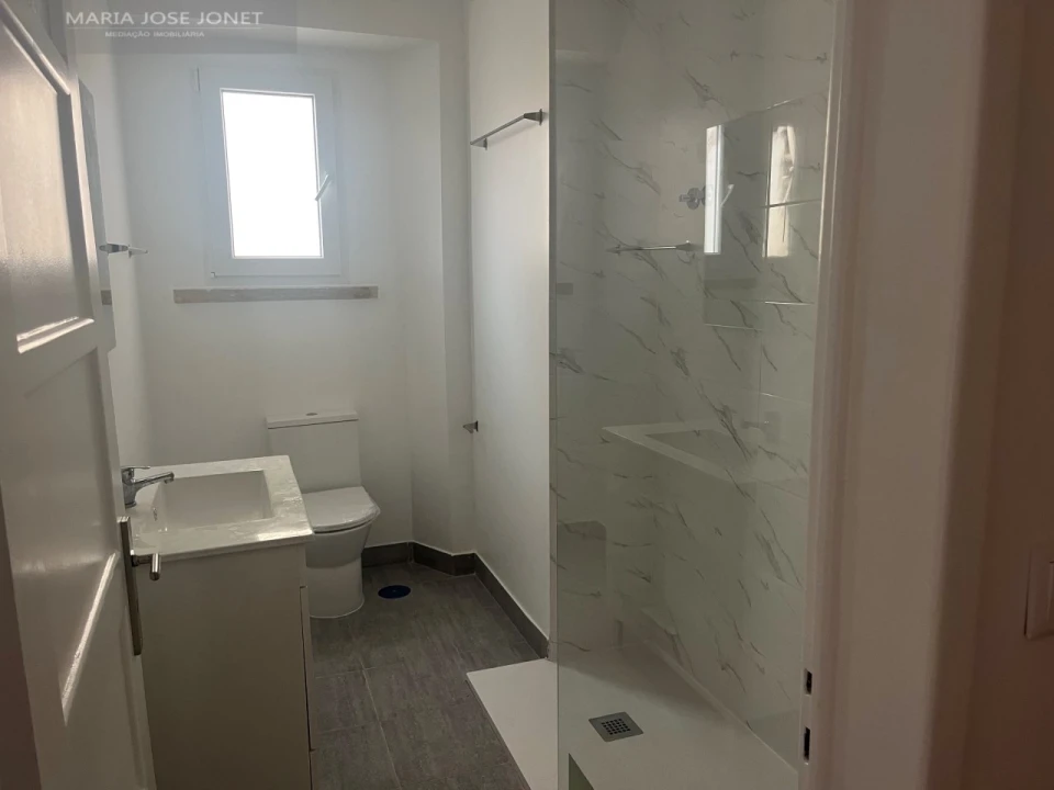 Apartamento T4 para Arrendamento em Campo de Ourique Foto 8