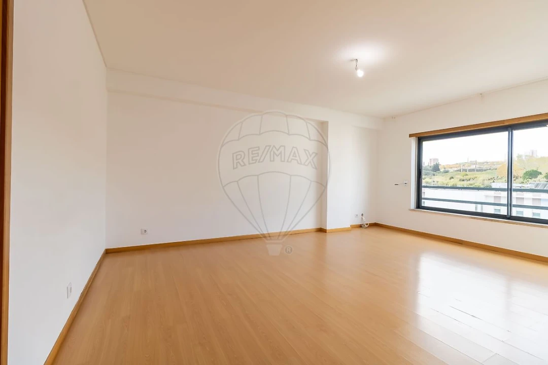 Apartamento T2 para Venda em Santo António dos Cavaleiros e Frielas Foto 2