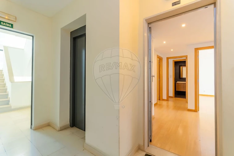 Apartamento T2 para Venda em Santo António dos Cavaleiros e Frielas Foto 6