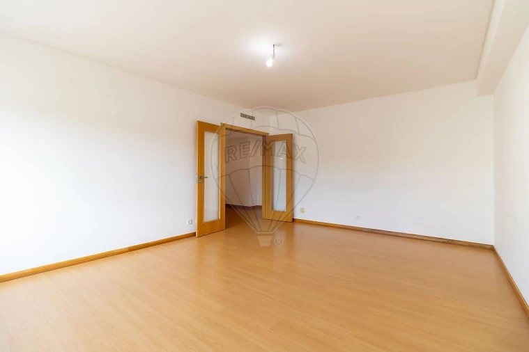 Apartamento T2 para Venda em Santo António dos Cavaleiros e Frielas Foto 3