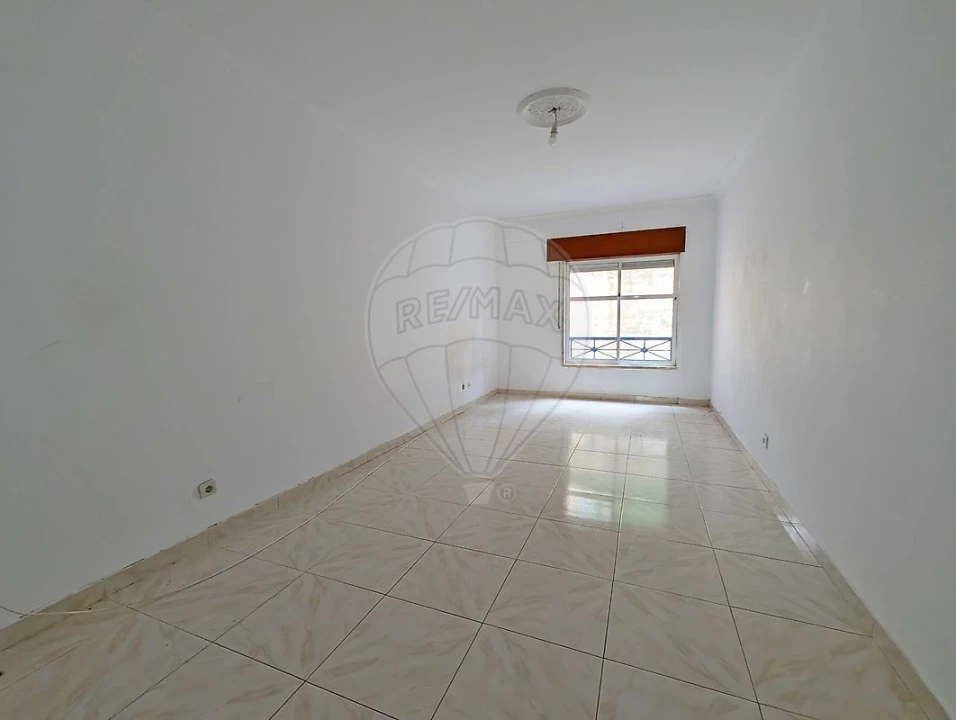 Apartamento T2 para Venda em Algueirão-Mem Martins Foto 4