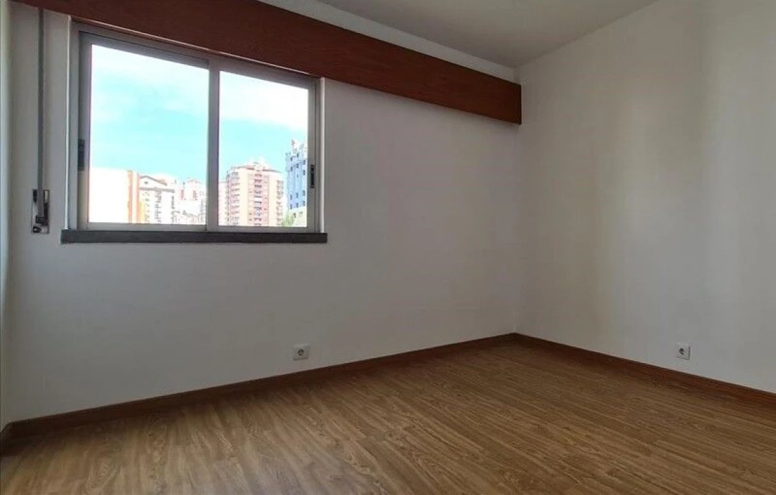 Apartamento T3 para Venda em Agualva e Mira-Sintra Foto 8