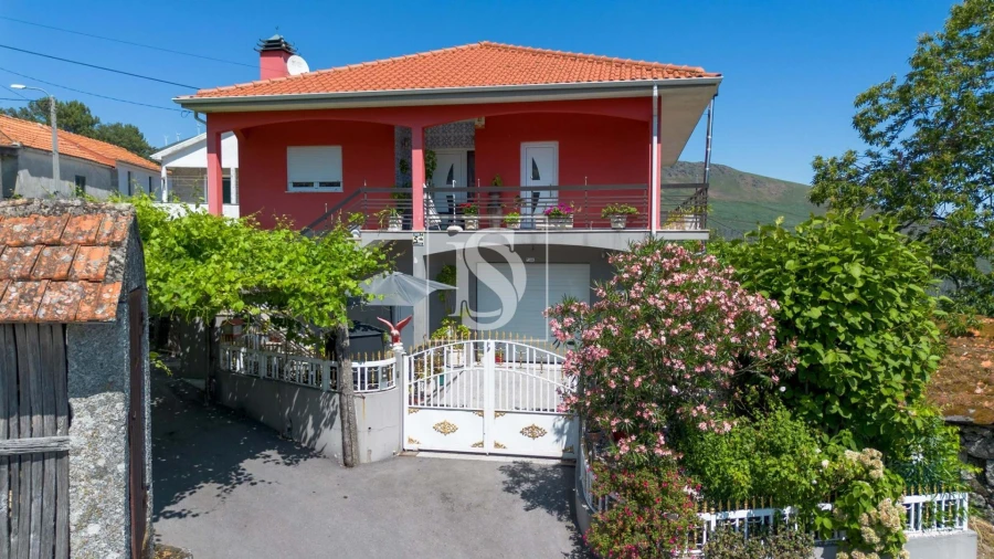 Moradia T4 para Venda em Teixeira e Teixeiró