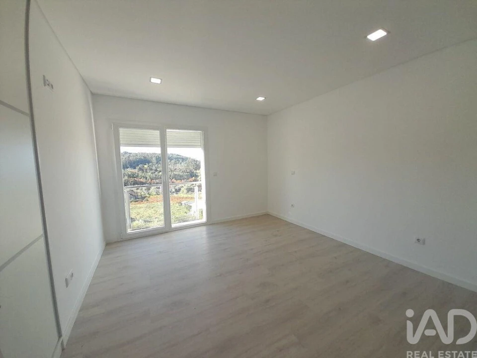 Moradia T4 para Venda em Antuzede e Vil de Matos Foto 3