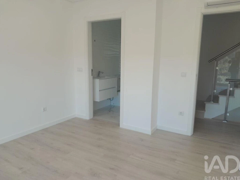 Moradia T4 para Venda em Antuzede e Vil de Matos Foto 5