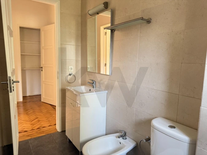 Apartamento T2 para Arrendamento em Campo de Ourique Foto 16