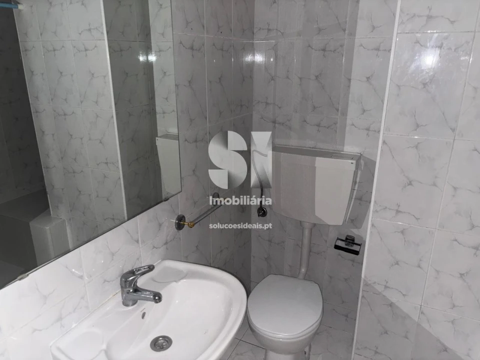 Apartamento T2 para Arrendamento em Sé Nova, Santa Cruz, Almedina e São Bartolomeu Foto 4