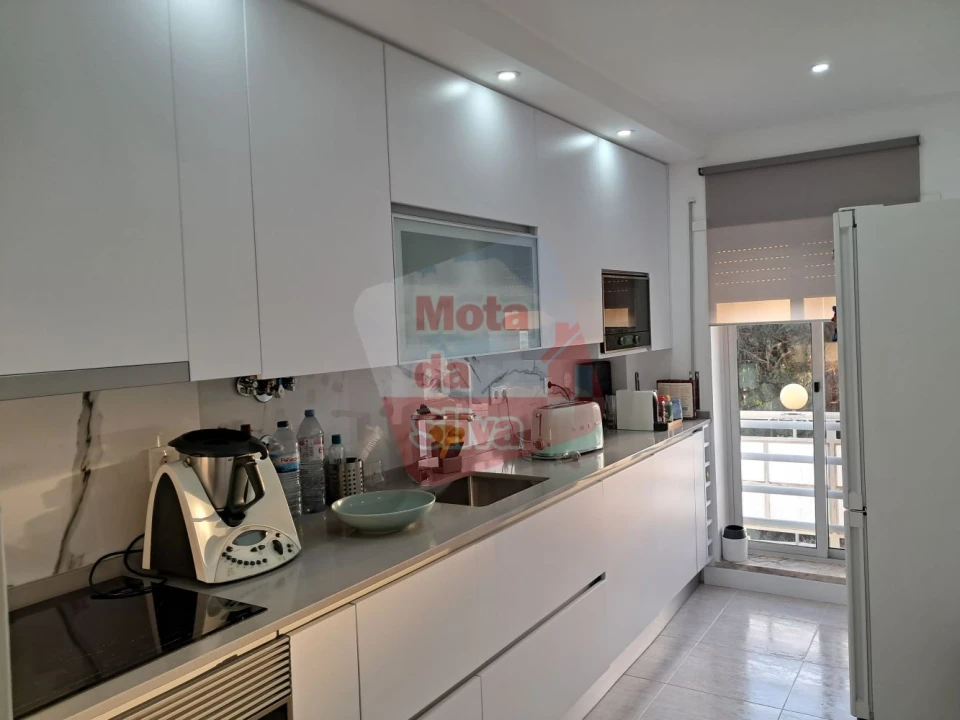 Apartamento T2 para Venda em Laranjeiro e Feijó Foto 1