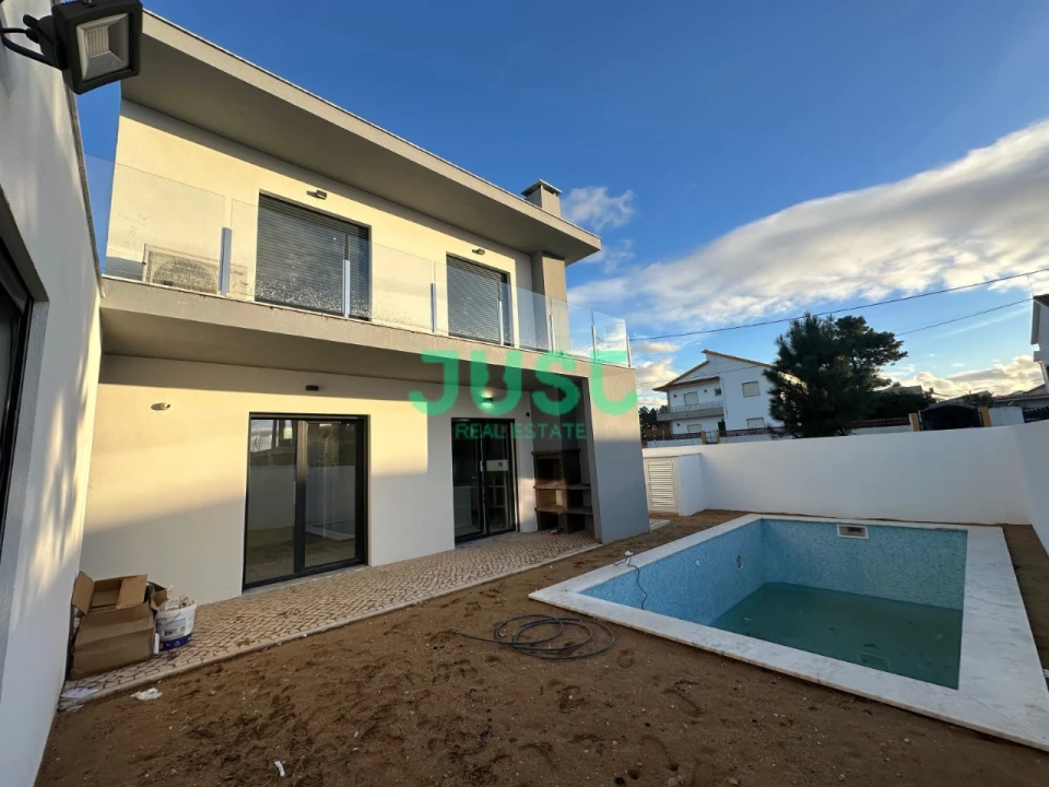 Moradia T4 para Venda em Fernao Ferro Foto 2