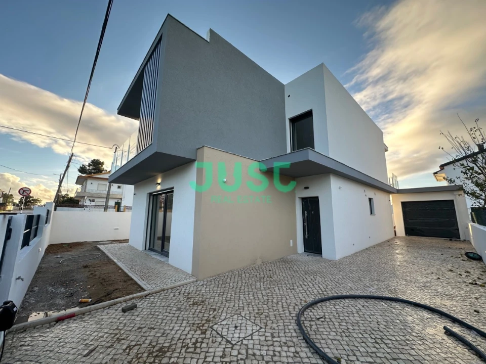 Moradia T4 para Venda em Fernao Ferro Foto 3