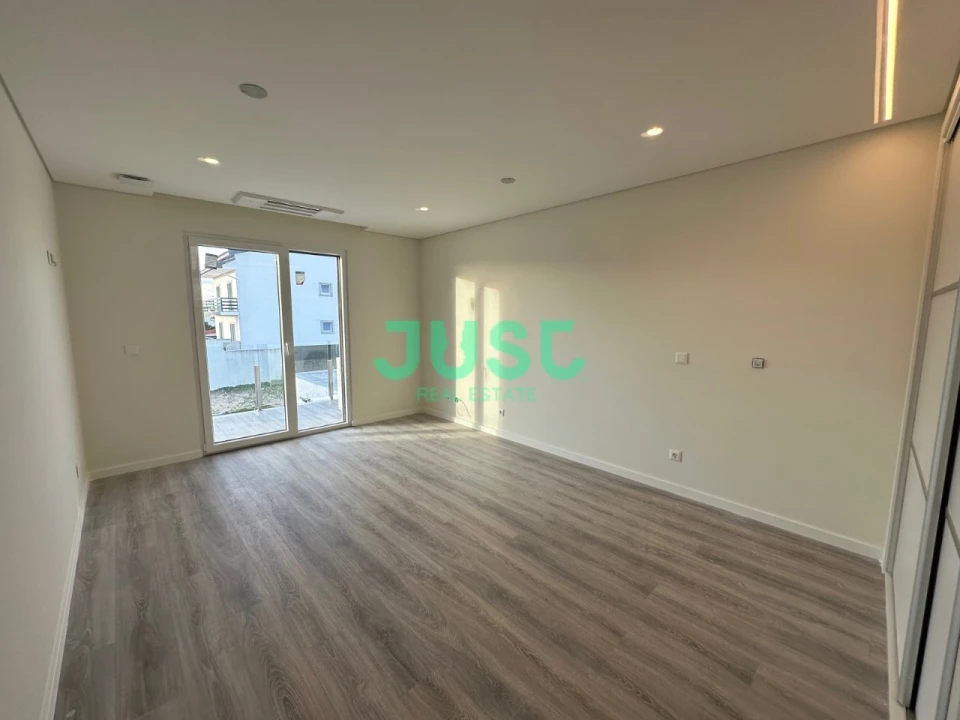 Moradia T4 para Venda em Fernao Ferro Foto 23