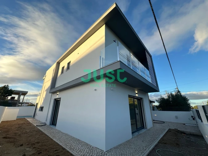 Moradia T4 para Venda em Fernao Ferro Foto 4