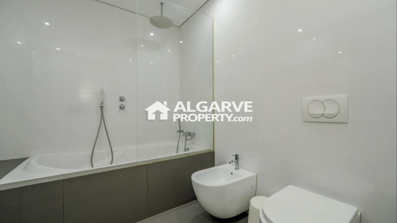 Moradia T6 para Venda em Quarteira Foto 15