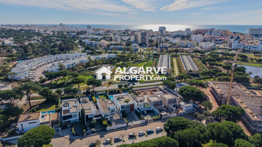 Moradia T6 para Venda em Quarteira Foto 40