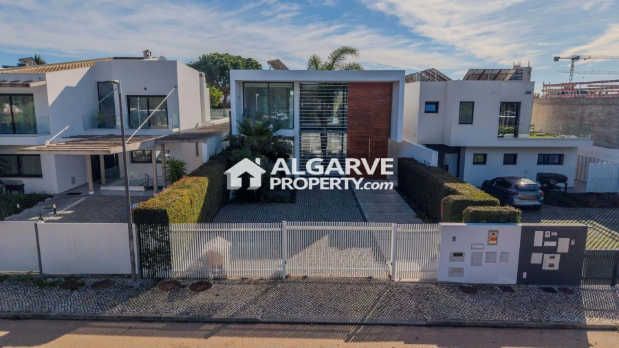 Moradia T6 para Venda em Quarteira Foto 32