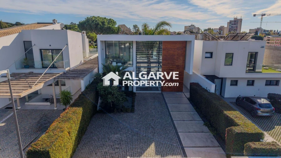 Moradia T6 para Venda em Quarteira Foto 34