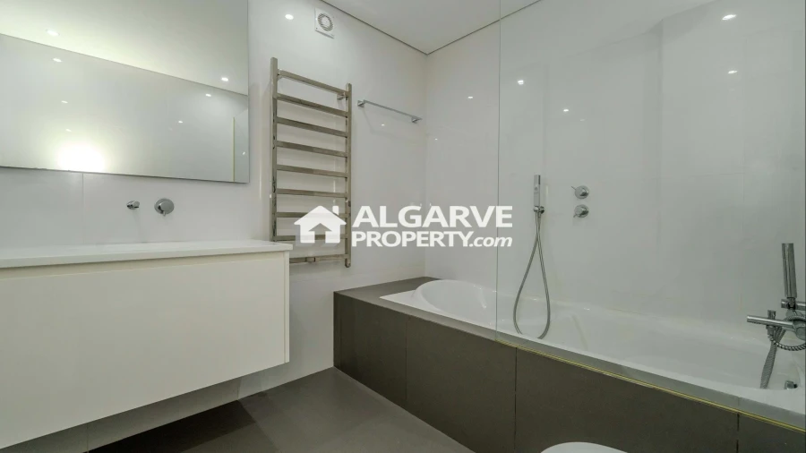 Moradia T6 para Venda em Quarteira Foto 14