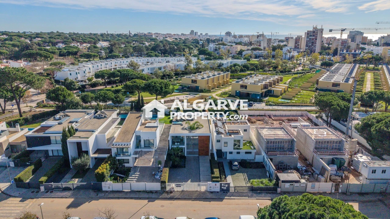 Moradia T6 para Venda em Quarteira Foto 41