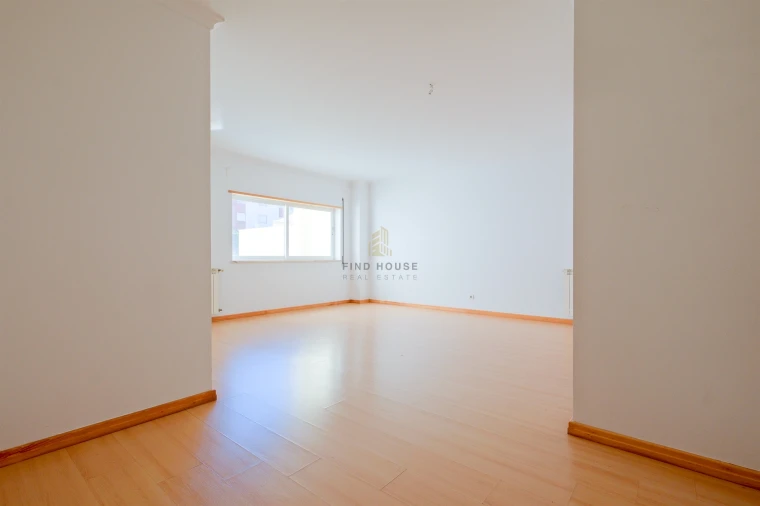 Apartamento T1 para Arrendamento em São Domingos de Rana Foto 4