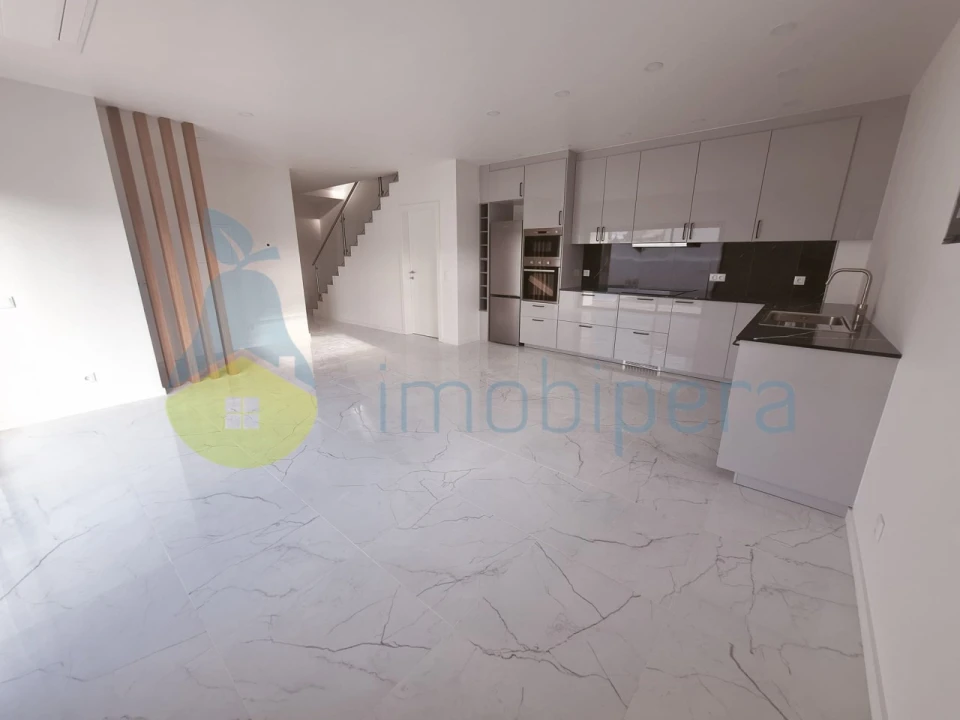 Moradia T2 para Venda em Armação de Pera Foto 7