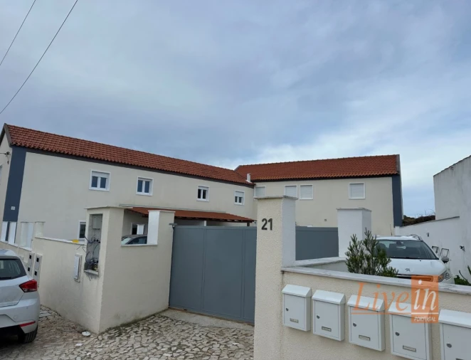 Moradia T2 para Venda em Igreja Nova e Cheleiros Foto 18