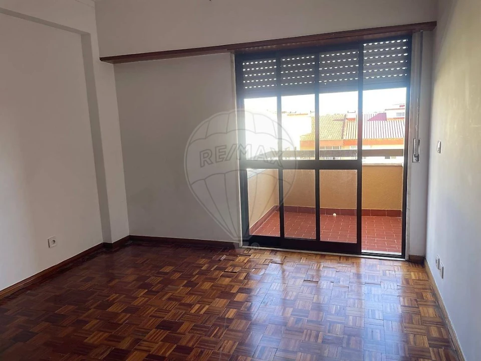 Apartamento T2 para Venda em Agualva e Mira-Sintra Foto 4