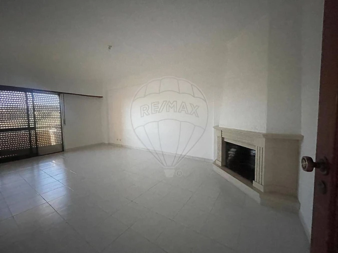 Apartamento T2 para Venda em Agualva e Mira-Sintra Foto 8