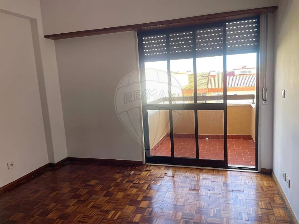Apartamento T2 para Venda em Agualva e Mira-Sintra Foto 1