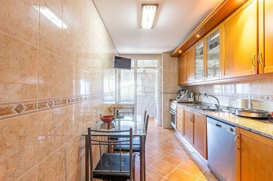 Apartamento T2 para Arrendamento em Paços de Brandão Foto 6