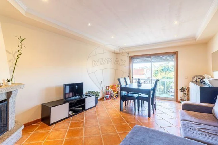 Apartamento T2 para Arrendamento em Paços de Brandão Foto 4