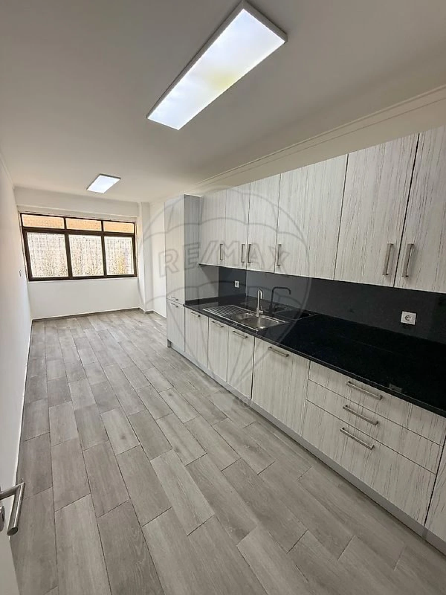 Apartamento T2 para Venda em Queluz e Belas Foto 2