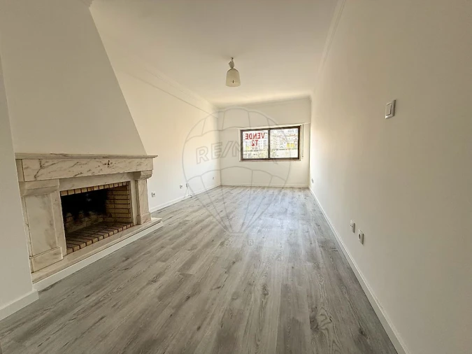 Apartamento T2 para Venda em Queluz e Belas Foto 1