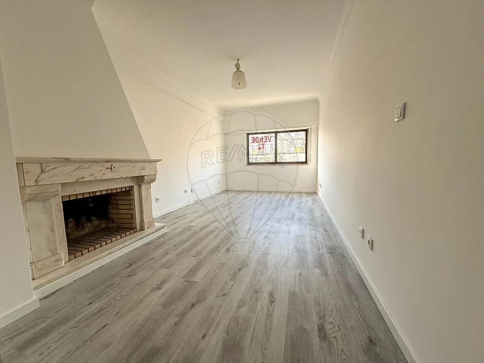 Apartamento T2 para Venda em Queluz e Belas Foto 1