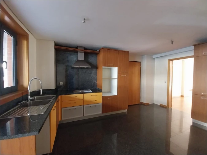 Apartamento T5 para Venda em Paranhos Foto 9