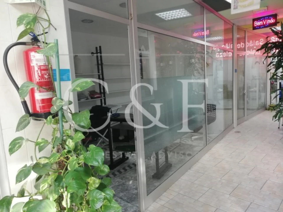 Loja para Arrendamento em Rio de Mouro Foto 2