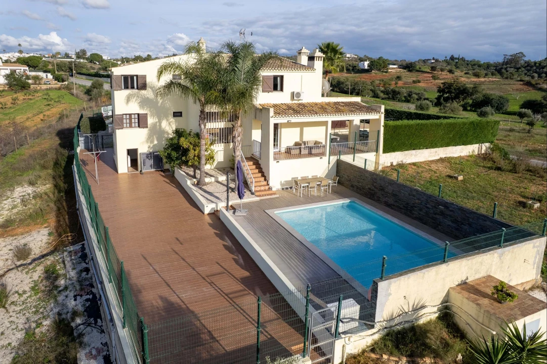 Moradia T5 para Venda em Guia Foto 2